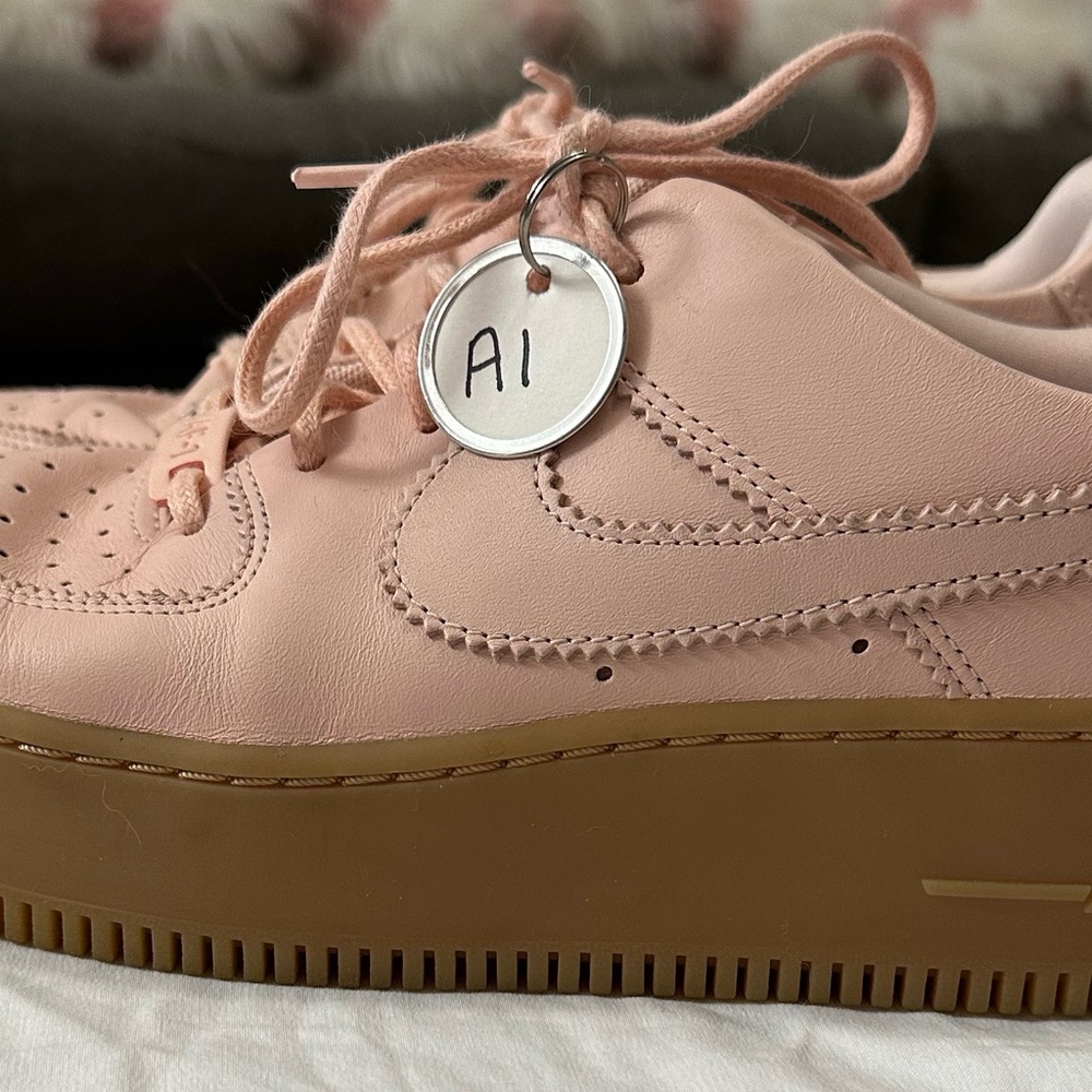 Woman’s AF1 Coral gum shoes